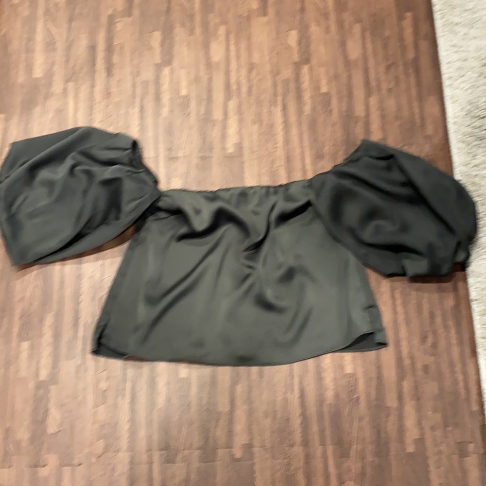 Women’s Off shoulder balloon sleeve satin top. SZ US 8